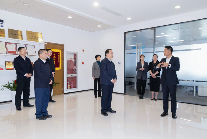 上海市长龚正一行察看AI知名人力资源服务公司DDpay钱包国际的AI赋能人力资源数据动态分析平台